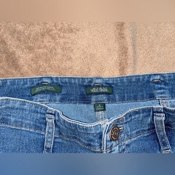 Women's Super-High Rise
Seamed Jean Shorts - Wild Fable™ Medium Wash
6 - Picture 3 of 3
